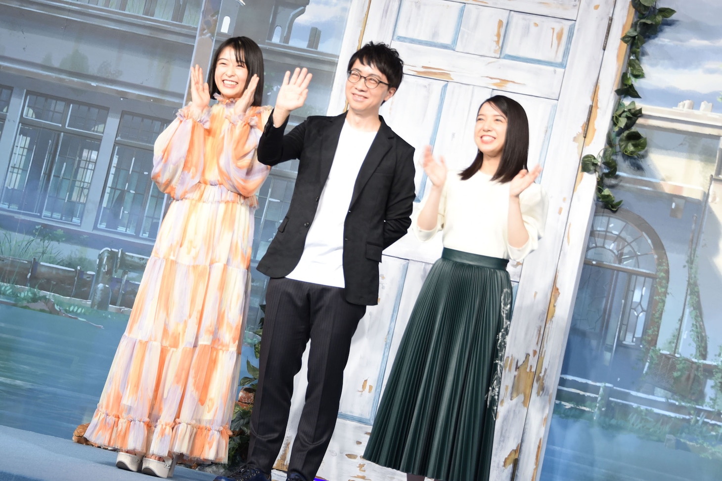 左から森七菜、新海誠監督、上白石萌音。