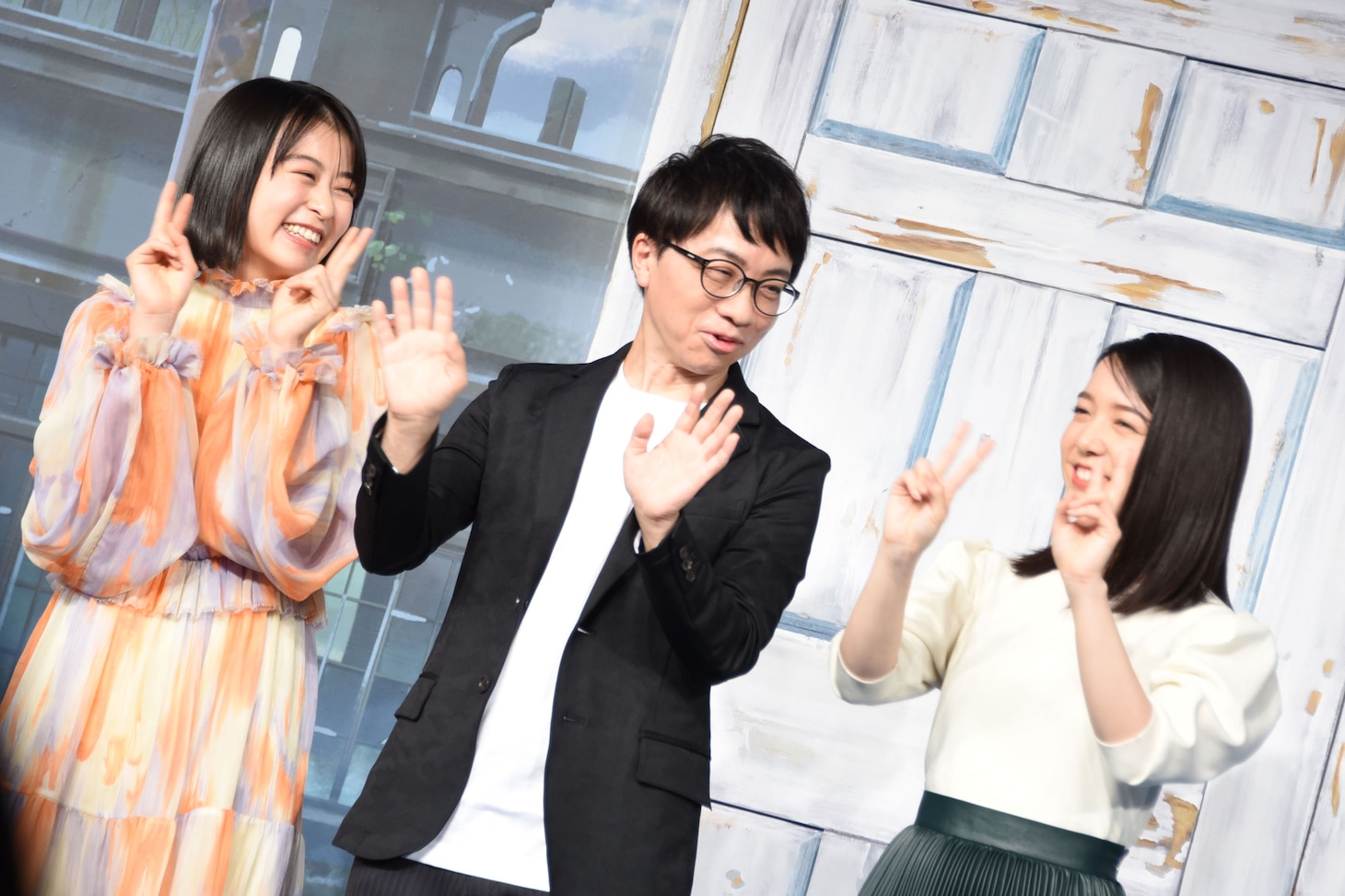 左から森七菜、新海誠監督、上白石萌音。