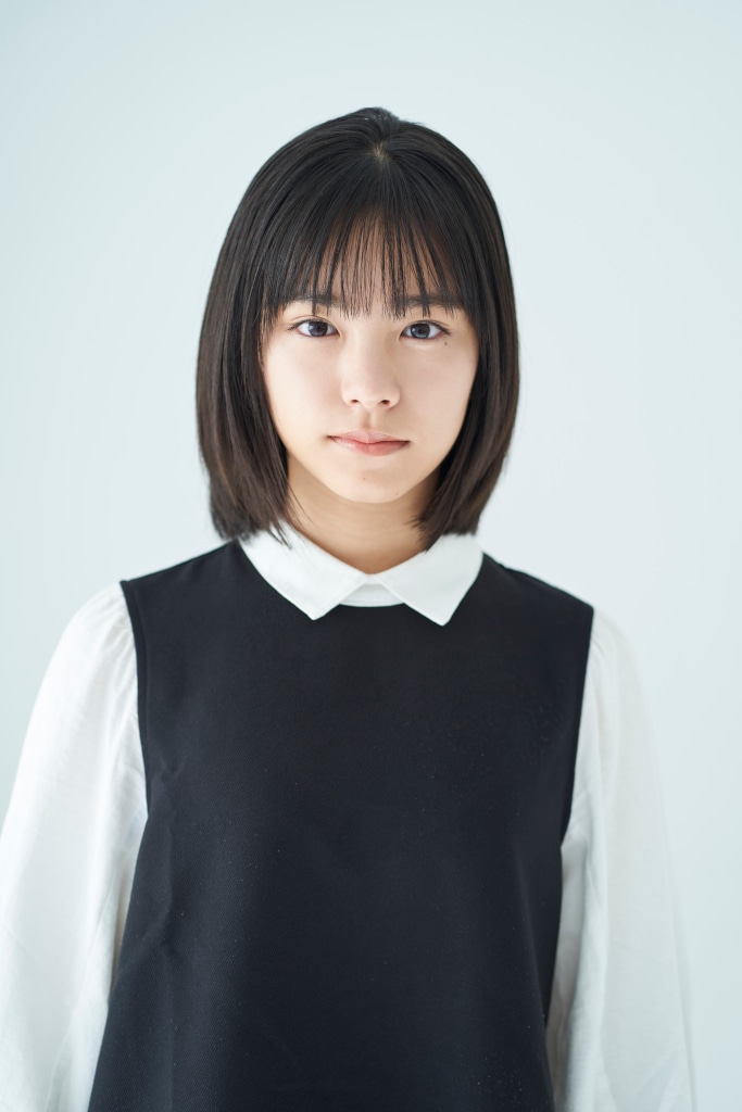 出雲凜音役の當真あみ。