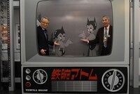 フォトスポットで写真撮影する豊島区長の高野之夫氏（左）と手塚プロダクションの代表取締役社長・松谷孝征氏（右）。