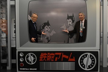 フォトスポットで写真撮影する豊島区長の高野之夫氏（左）と手塚プロダクションの代表取締役社長・松谷孝征氏（右）。