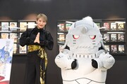 「鋼の錬金術師展 RETURNS」取材会に出席した朴ろ美（左）とアルフォンスの着ぐるみ（右）。