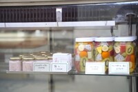 近江屋洋菓子店のショーケース。