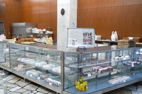 開店前の近江屋洋菓子店の様子。ここからケーキなどがショーケースに並んでいく。