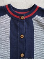 青学をモチーフにしたニットカーディガン。