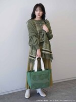 四天宝寺をモチーフにしたニットプルオーバーとニットストール、トートバッグのイメージ。