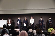 左から久保帯人、浅田貴典氏、中野博之編集長、服部雄二郎氏、戸谷太一氏、村越周氏。