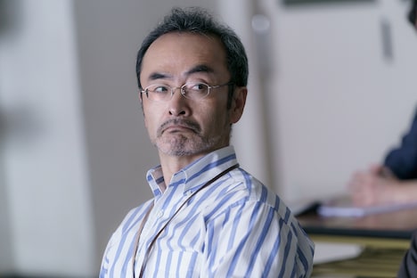 越谷役の古舘寛治。