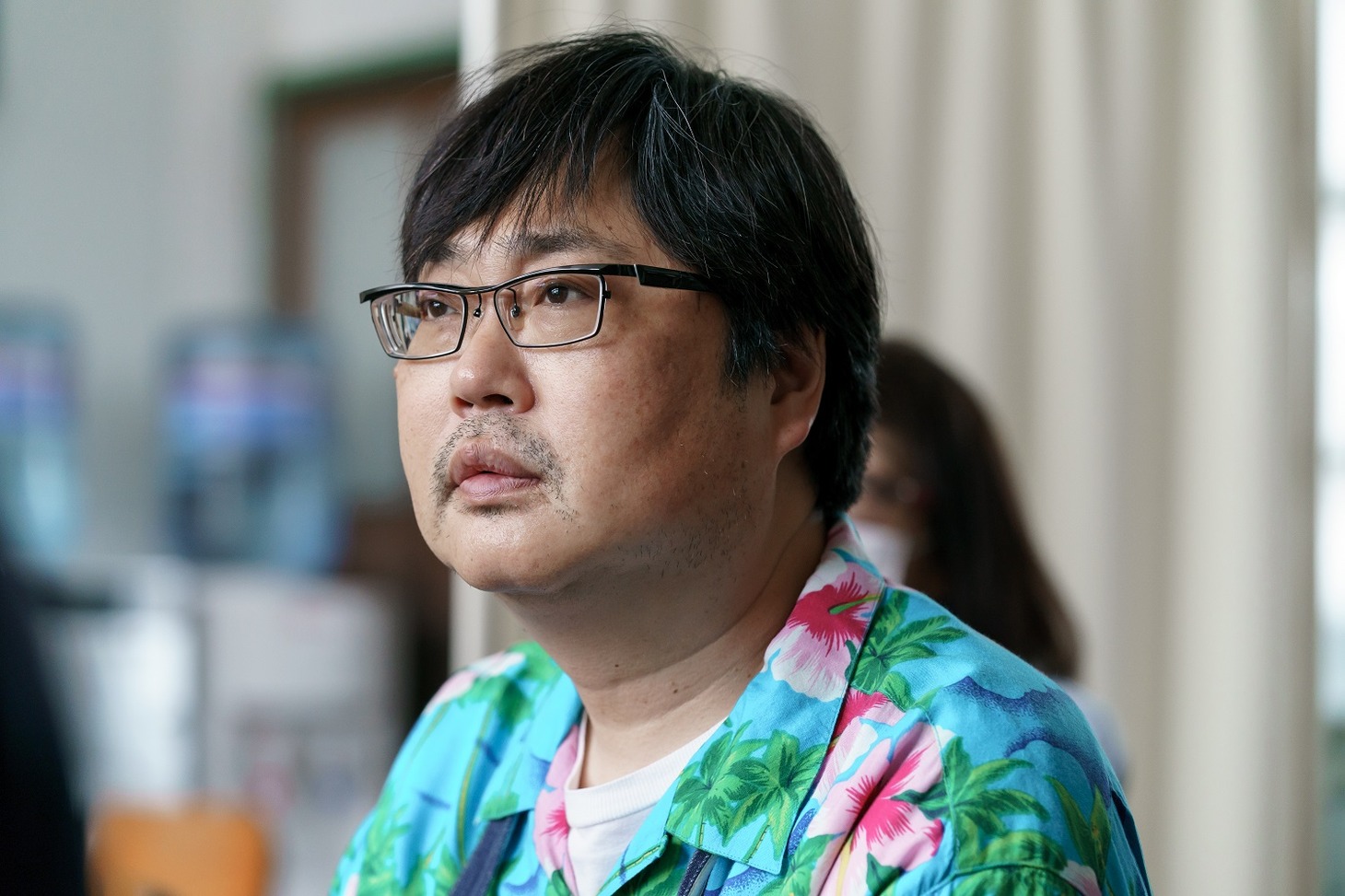 関役の六角精児。