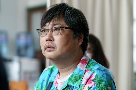 関役の六角精児。