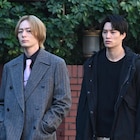 ドラマ「ケイ×ヤク」緊迫感漂う鈴木伸之と犬飼貴丈の場面写真、笑顔のオフショットも