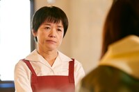 宮地雅子扮する前園直子。