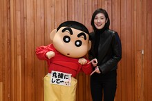 左から野原しんのすけ、天海祐希。 (c)臼井儀人／双葉社・シンエイ・テレビ朝日・ADK