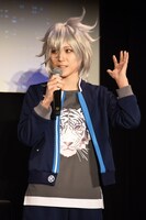 神谷瞬に扮したつんこ。