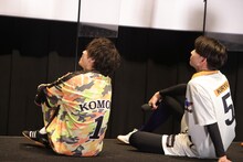 応援動画を見る佐久間貴生とTAKA。