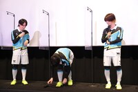 舞台上で靴を履き替える石森周斗。