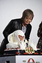 特製巨大ケーキを覗き込む緒方恵美。