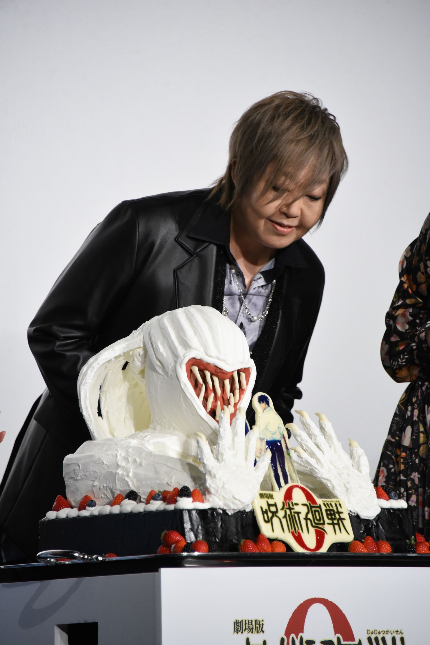 特製巨大ケーキをのぞき込む緒方恵美。
