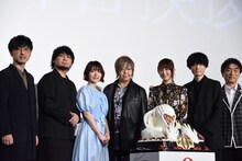 「劇場版 呪術廻戦 0」公開初日舞台挨拶にて、左から櫻井孝宏、中村悠一、花澤香菜、緒方恵美、小松未可子、内山昂輝、関智一。