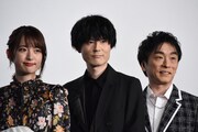 左から小松未可子、内山昂輝、関智一。