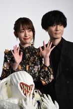 左から小松未可子、内山昂輝。