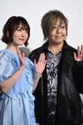 左から小松未可子、緒方恵美。