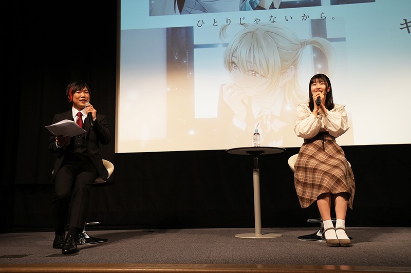司会の百花繚乱（左）、村上まなつ（右）。