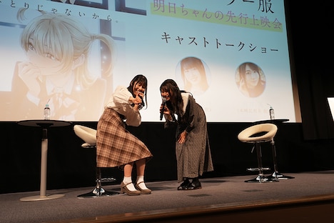 村上まなつ（左）、雨宮天（右）。