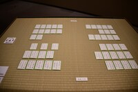 高校選手権団体戦の3位決定戦で戦った、千早と新の初期配置を畳の上で再現したコーナー。