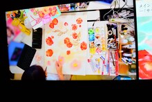 末次由紀の執筆風景。