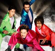 純烈。手前が酒井一圭。