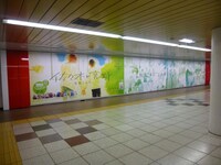 新宿駅メトロプロムナードに掲出されている交通広告。