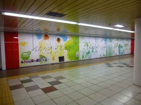 新宿駅メトロプロムナードに掲出されている交通広告。