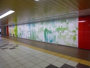 新宿駅メトロプロムナードに掲出されている交通広告。