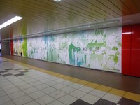 新宿駅メトロプロムナードに掲出されている交通広告。