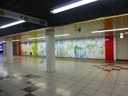 新宿駅メトロプロムナードに掲出されている交通広告。