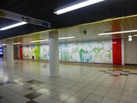 新宿駅メトロプロムナードに掲出されている交通広告。