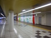 新宿駅メトロプロムナードに掲出されている交通広告。