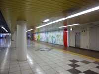 新宿駅メトロプロムナードに掲出されている交通広告。