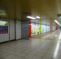 新宿駅メトロプロムナードに掲出されている交通広告。