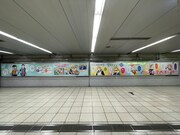 2022年1月2日まで東京・JR池袋駅改札外北通路に掲出されている大型広告。