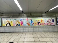 2022年1月2日まで東京・JR池袋駅改札外北通路に掲出されている大型広告。