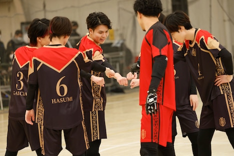 試合前に円陣を組む皇花山学園のメンバー。