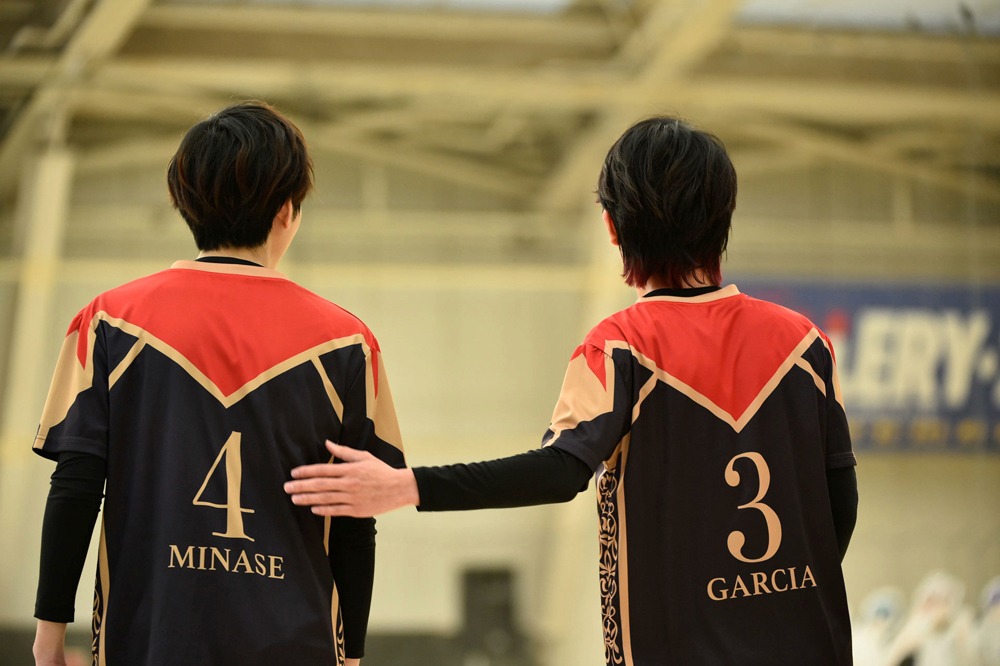 石井孝英に声をかける小塚亮輔。