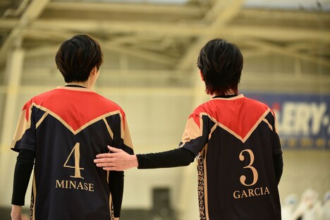 石井孝英に声をかける小塚亮輔。