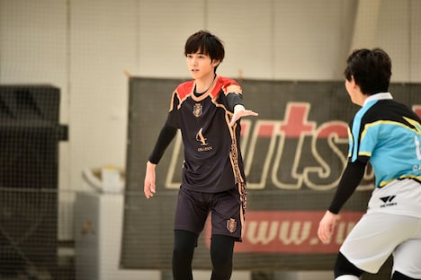 真剣な表情を見せる石井孝英。