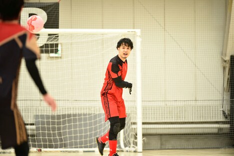 最後尾からチームを鼓舞する下川草介。