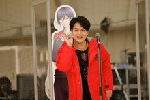 トークパートで笑顔を見せる川島慶嗣。