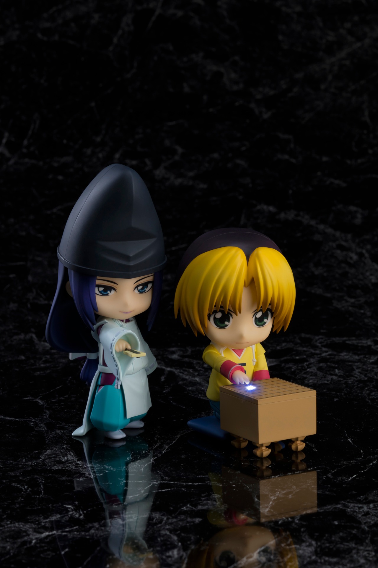 左が「ねんどろいど 藤原佐為」、右が「ねんどろいど 進藤ヒカル」。碁盤に別売りの「ミライト316B」をセットしたときのイメージ。