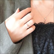 「モチーフペンダント＜鏑木 一差ver.＞」と「モチーフリング＜鏑木 一差ver.＞」の着用例。